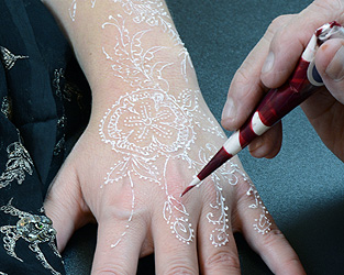 The Henna Page - 'White Henna', Gilding, Glitter and Gems: : the most popular, newest innovations in henna The Henna Page - 'White Henna', Gilding, Glitter and Gems: : the most popular, newest innovations in henna