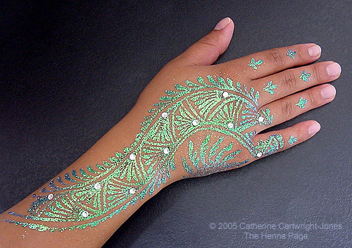 http://www.hennapage.com/henna/how/gilding/irridescentdeepali2.jpg