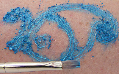 apply blue powder to 'white henna'