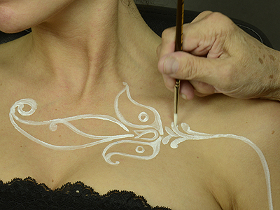 apply Temptu to create 'white henna'