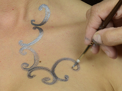 Apply silver Temptu to create silver henna